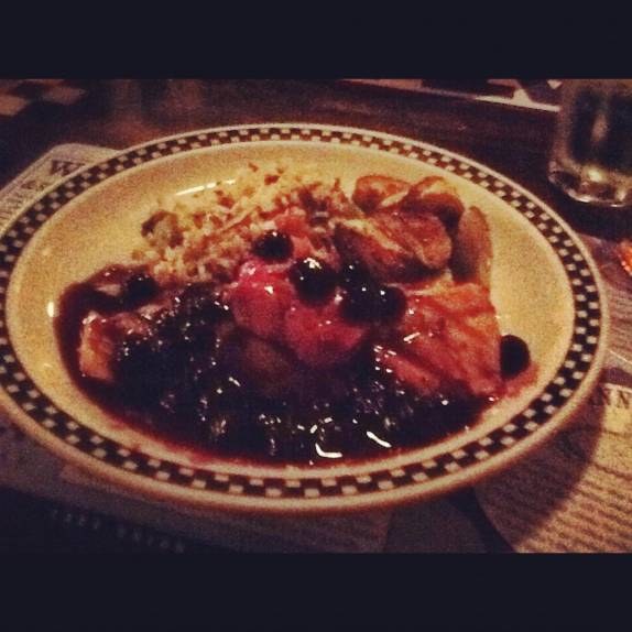 Delicioso salmão ao molho de black berries e queijo de cabra, no Duke Restaurant, na orla do Lake Union, um dos lagos de Seattle, no estado de Washington, noroeste dos Estados Unidos